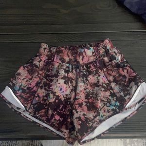 lululemon LR 4” size 2 hotty hots